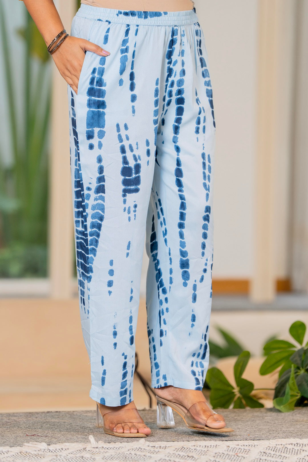 Women Dyed Regular Pure Cotton Kurta with Trousers