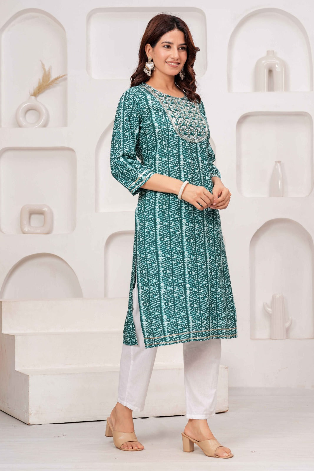 Green Printed Straight Kurta with Round Neck