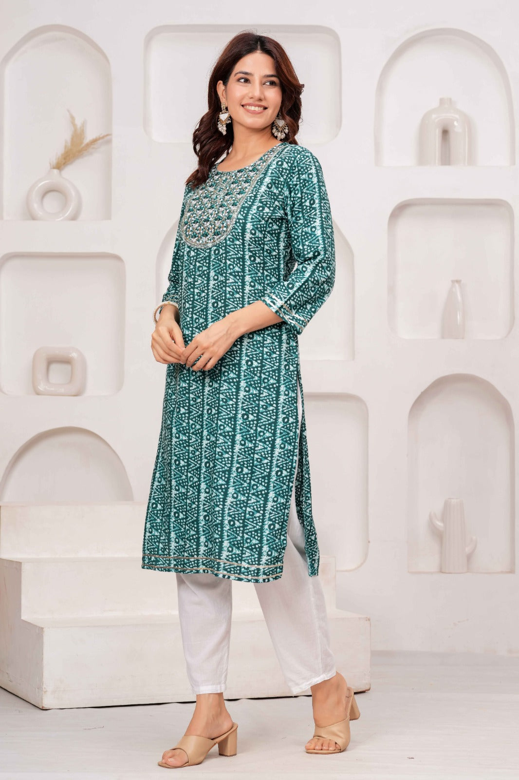 Green Printed Straight Kurta with Round Neck