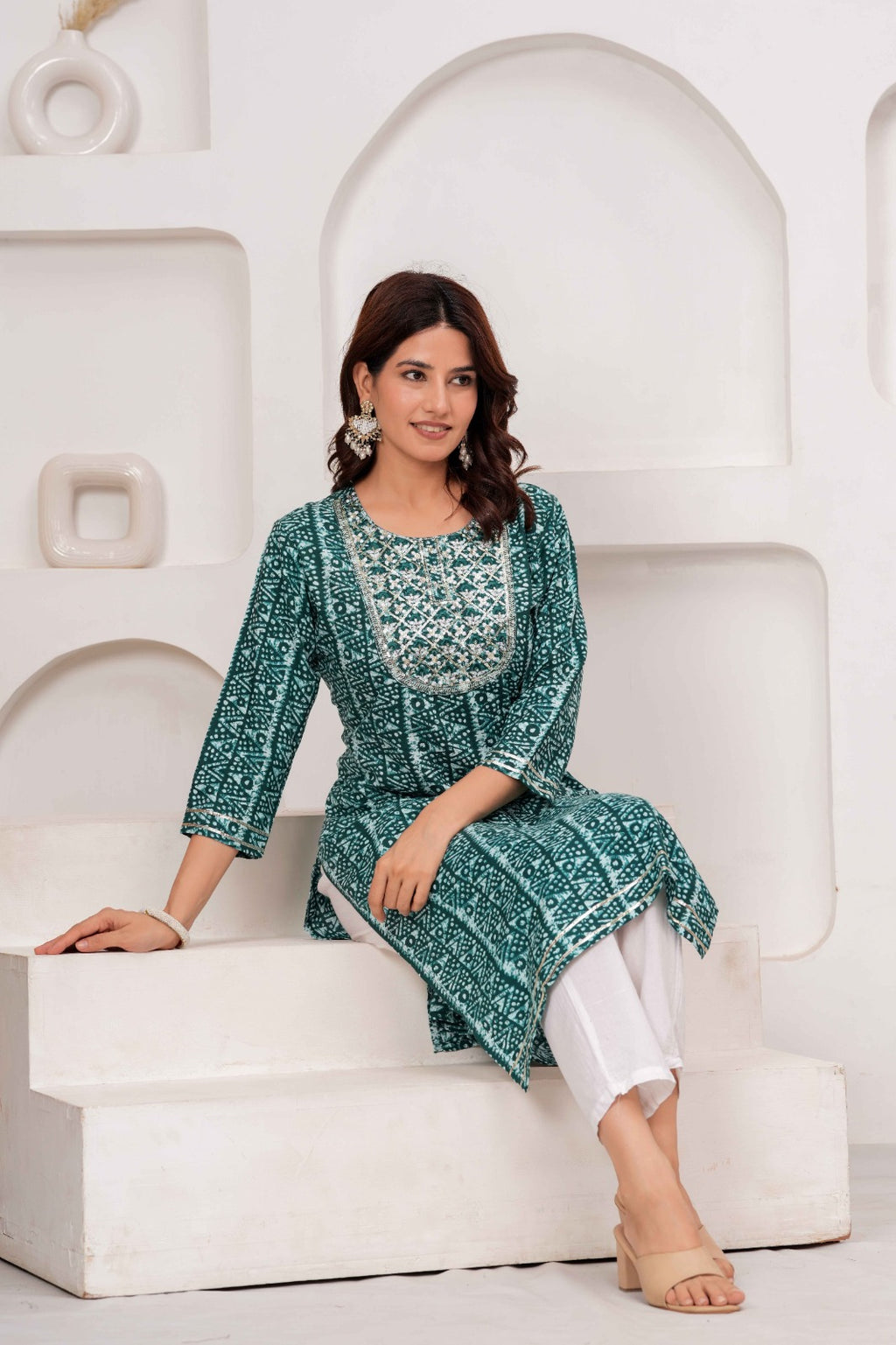 Green Printed Straight Kurta with Round Neck
